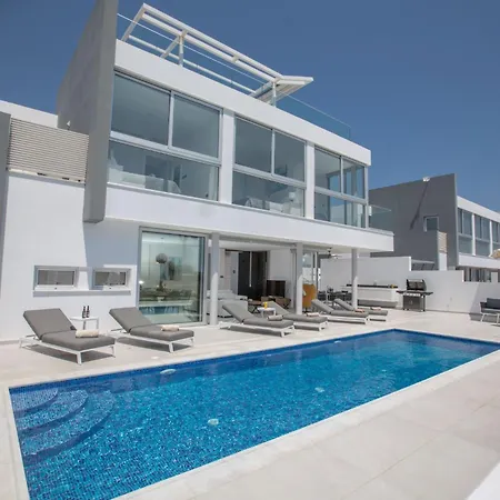 Haus In Pernera Mit Bi-fold Patio By Interhome בית נופש